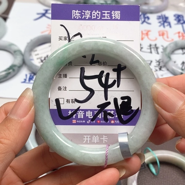 翡翠手镯未镶嵌翡翠