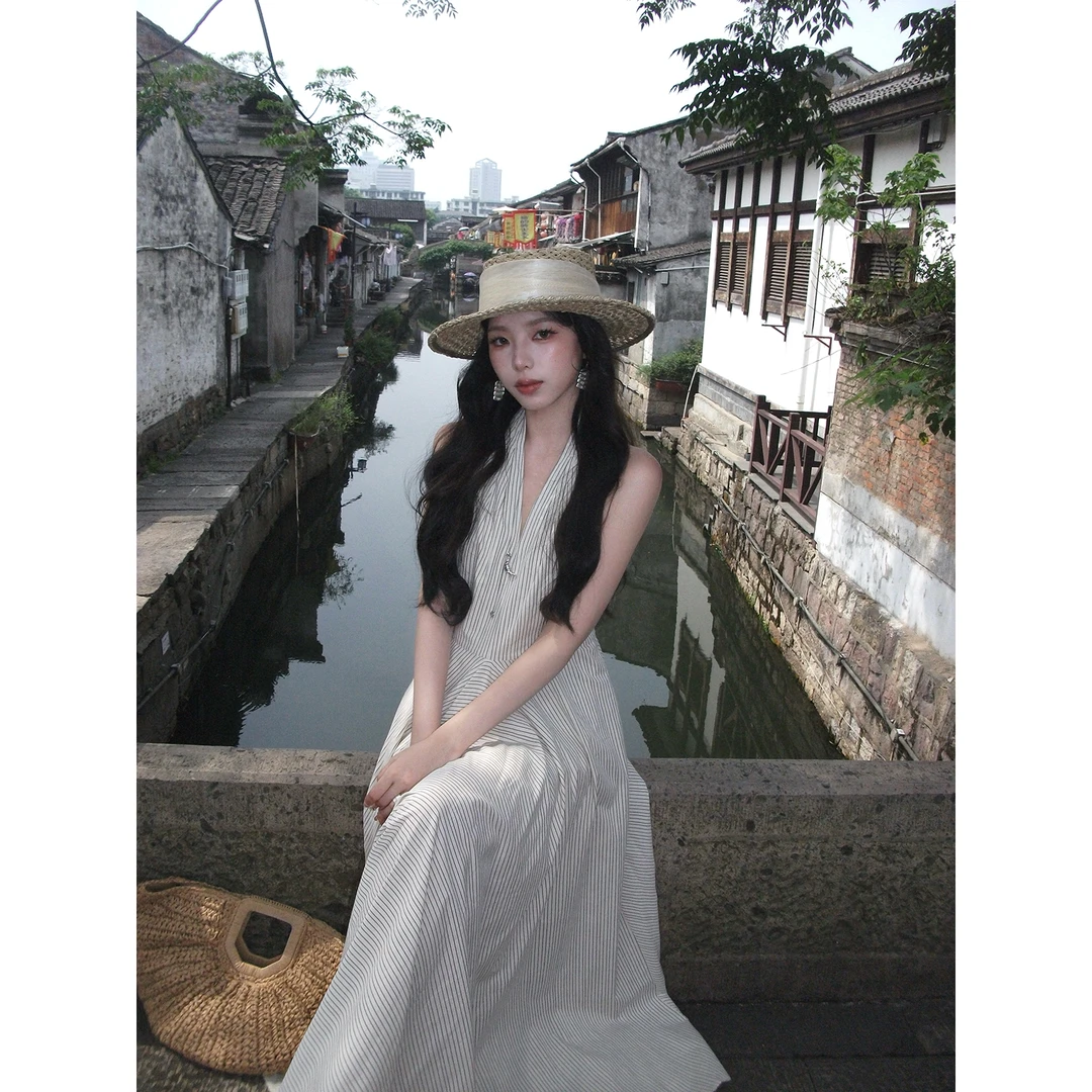 ICELOLLY超好看条纹挂脖连衣裙女夏季高级感修身显瘦长裙子小个子