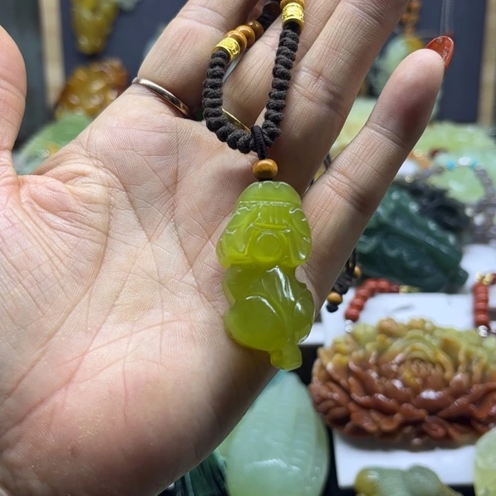 蛇纹石玉未镶嵌颈饰