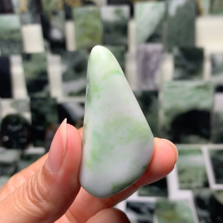 独山玉颈饰未镶嵌