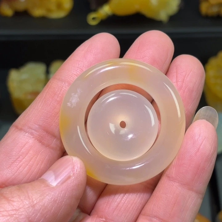 石英质玉（黄龙玉）未镶嵌颈饰