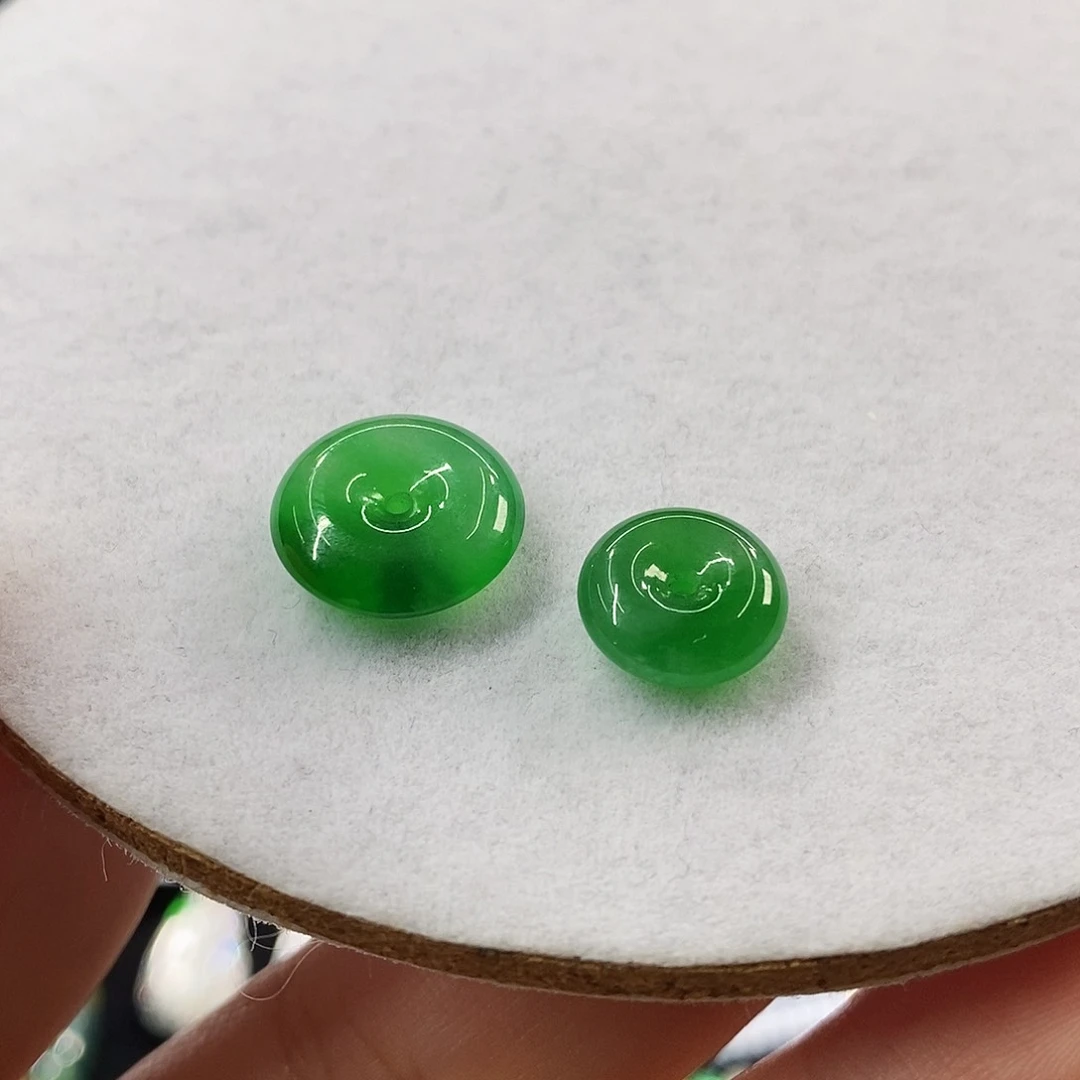 颈饰未镶嵌翡翠绿扣发其一