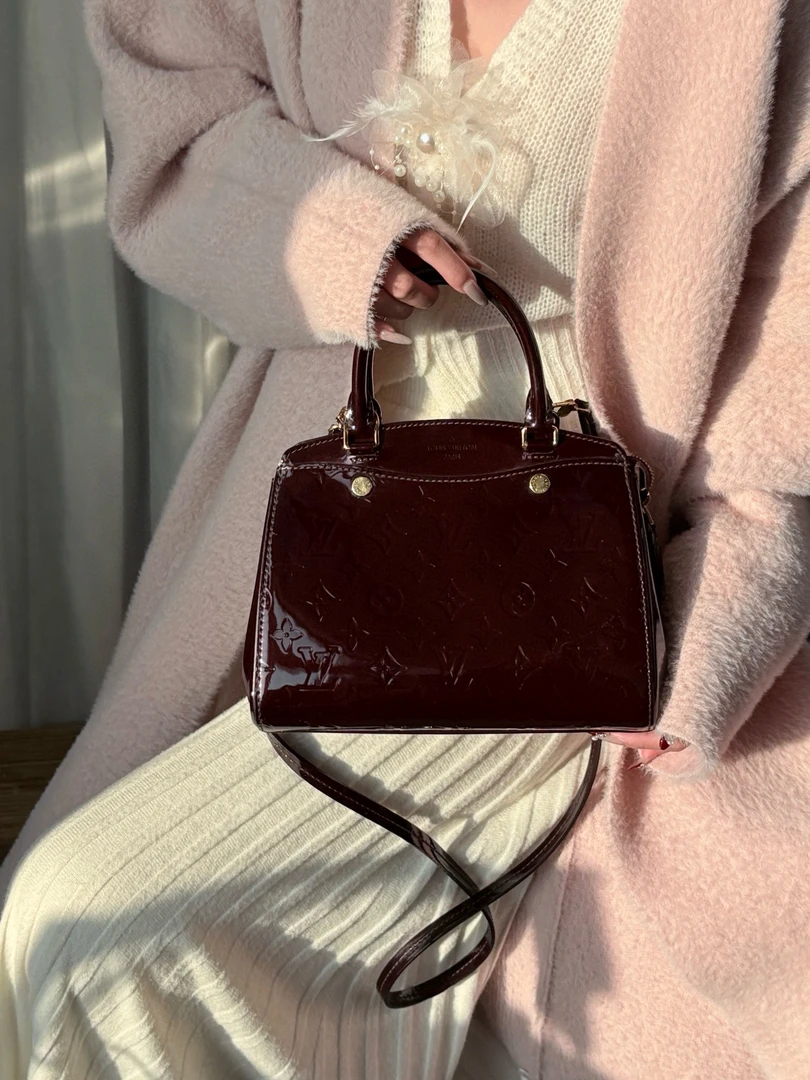 95新 LouisVuitton/路易威登 lv 车厘子漆皮小号斜挎包