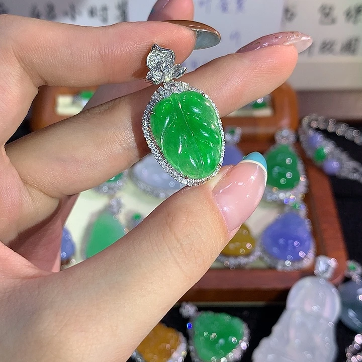 颈饰18K金镶嵌翡翠