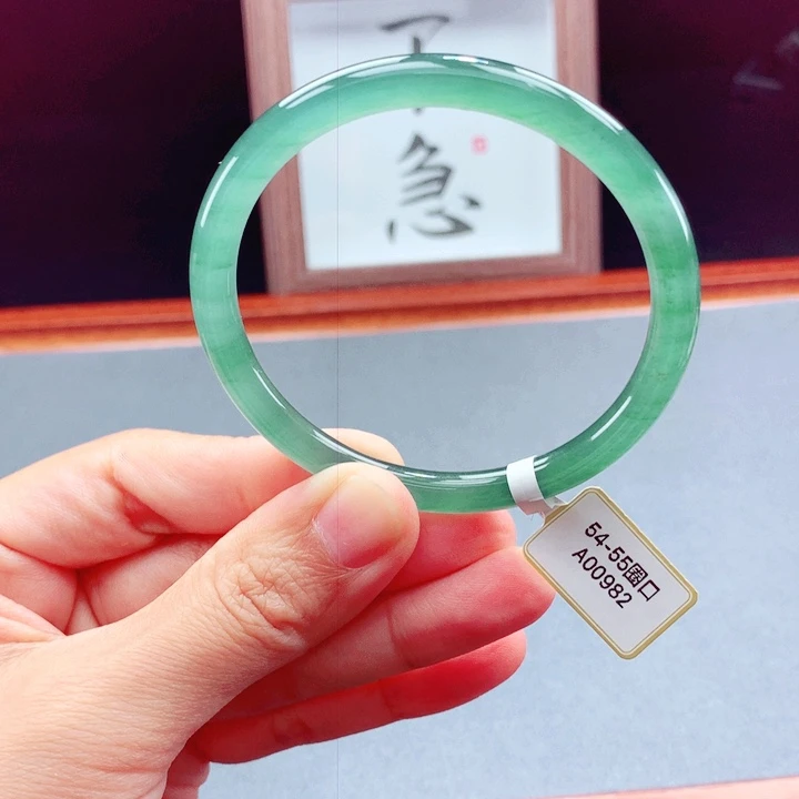 未镶嵌手镯翡翠圆镯