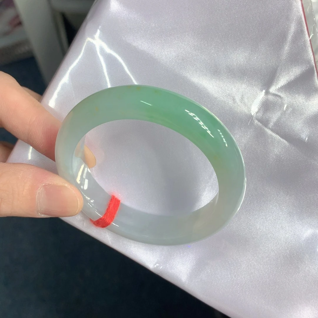 翡翠手镯未镶嵌翡翠