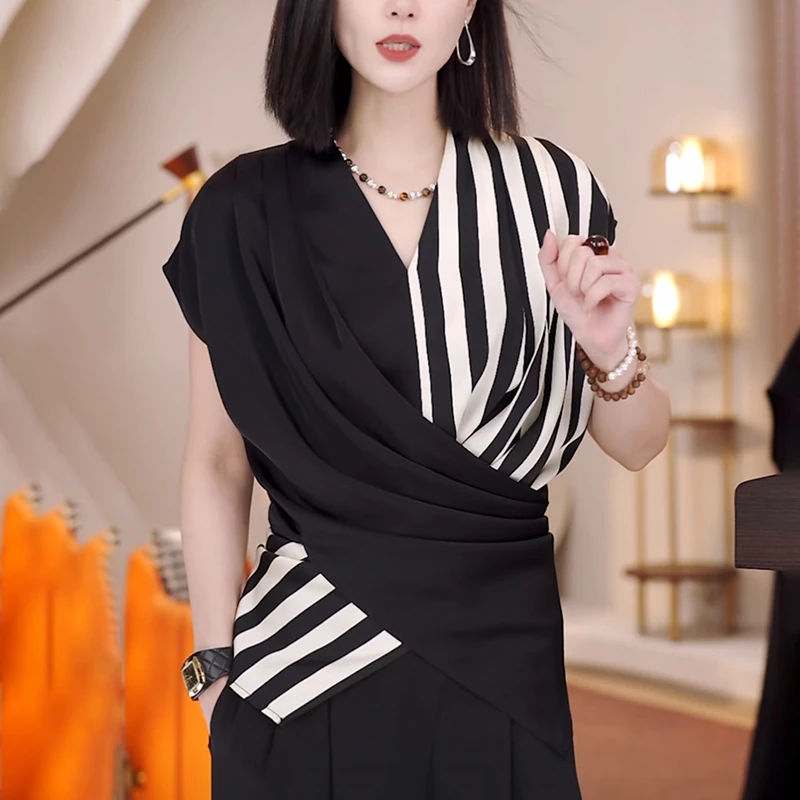 2025夏季新款V领拼色衬衫女时尚显瘦减龄收腰别致设计感短袖上衣