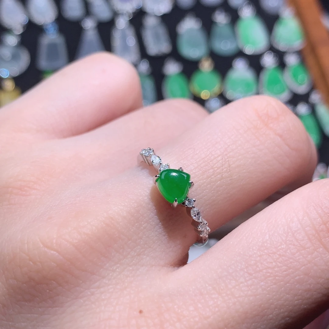 翡翠18K金镶嵌颈饰辣绿爱心戒指
