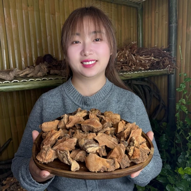 《土茯苓》农户手工砍晒山货煲汤泡酒