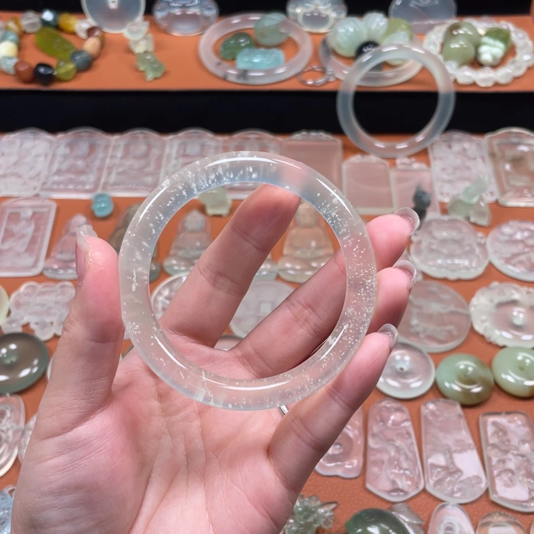 同***蛇纹石玉未镶嵌颈饰