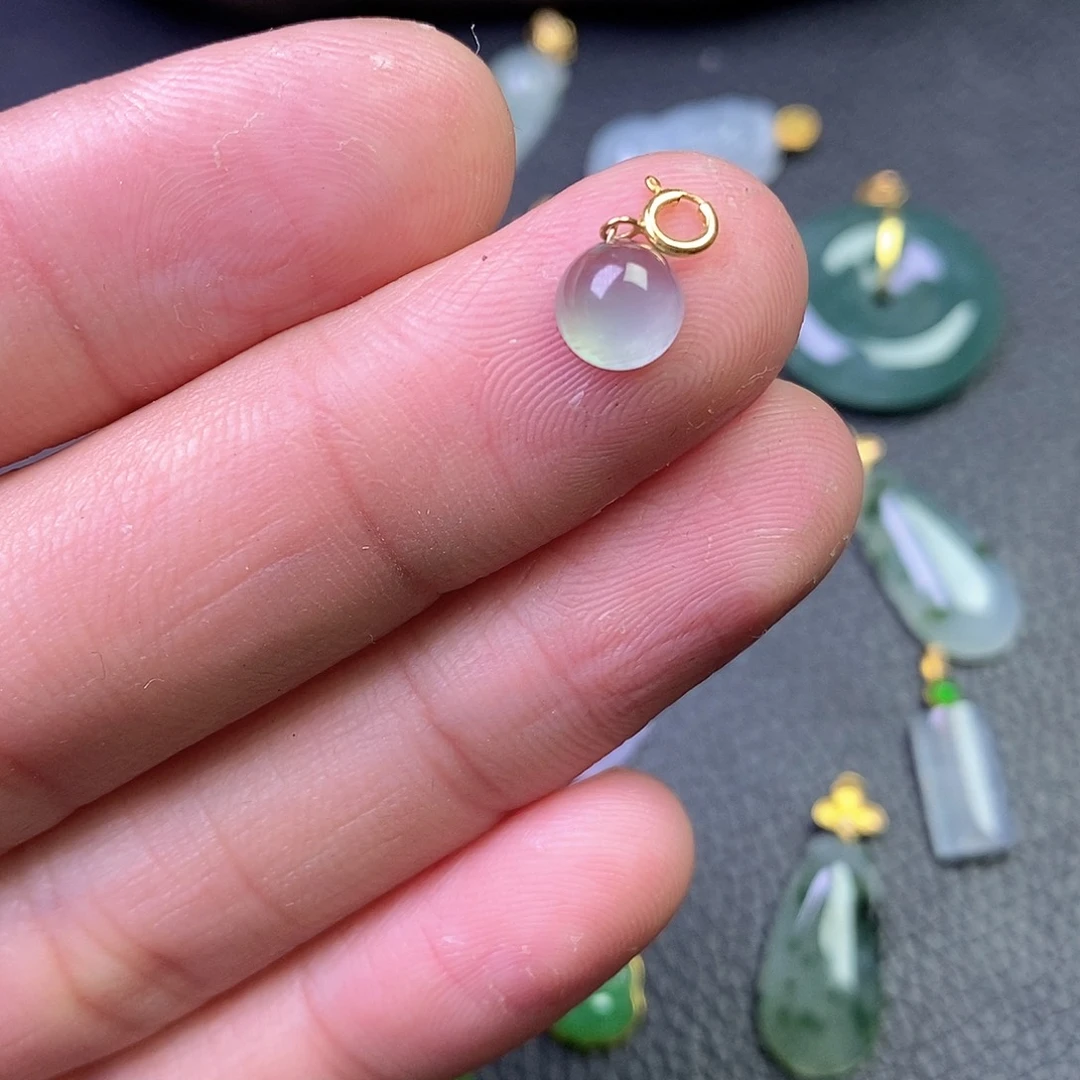 颈饰18K金镶嵌翡翠