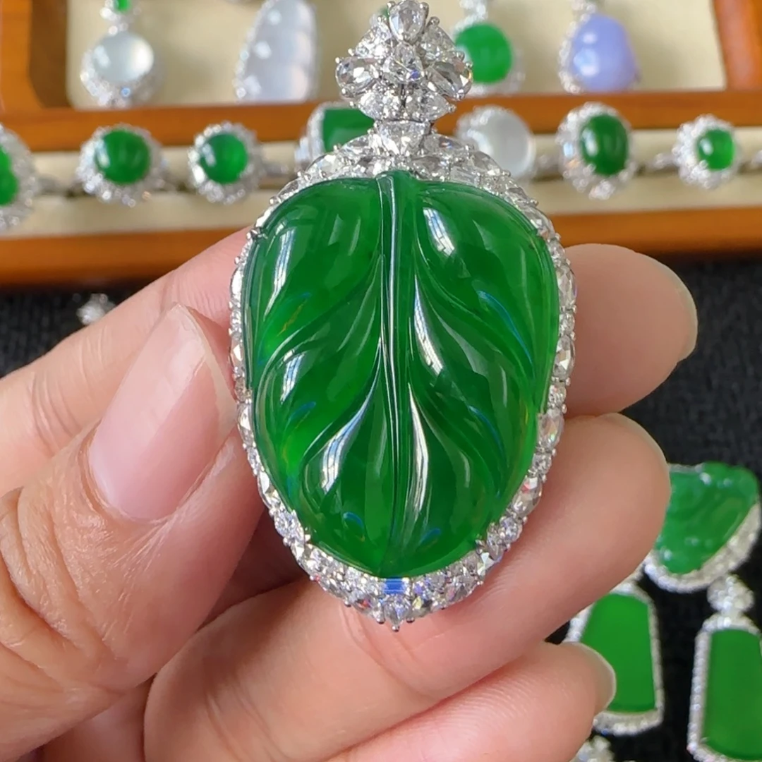 翡翠18K金镶嵌颈饰吊坠