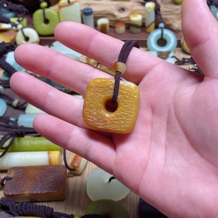 蛇纹石玉挂件未镶嵌烽**城