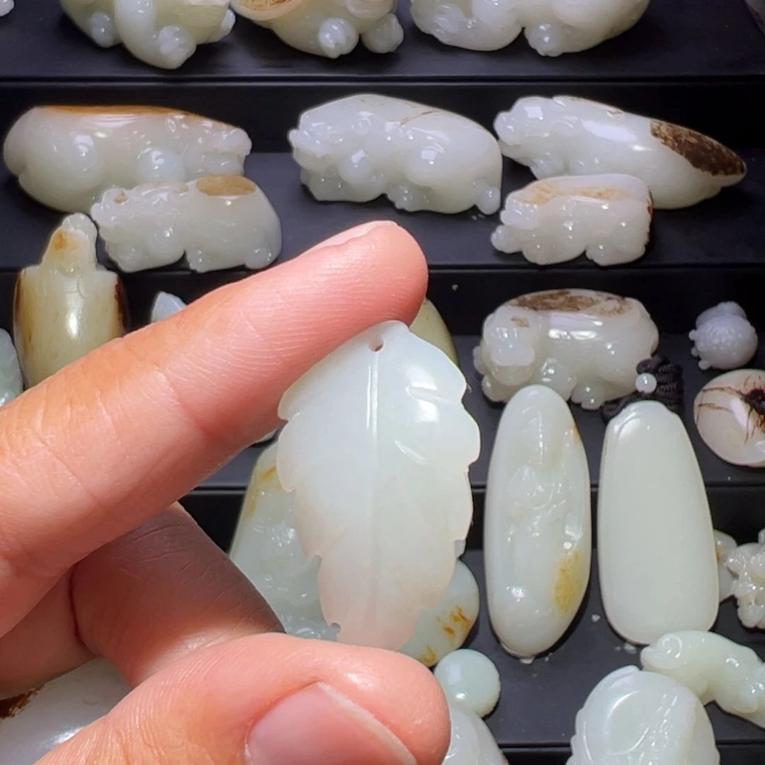 小***九和田玉未镶嵌颈饰