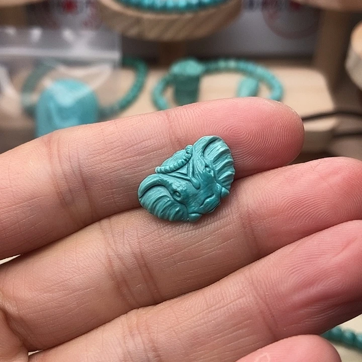 绿松石未镶嵌颈饰