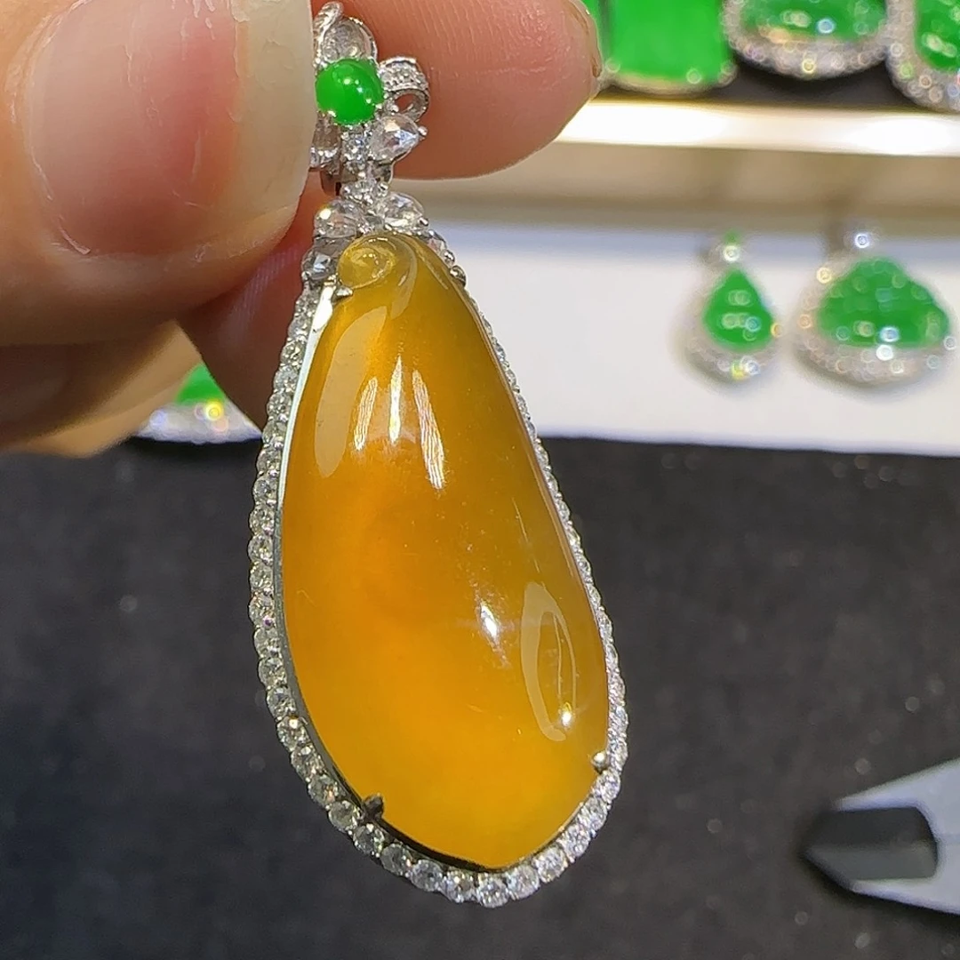 翡翠18K金镶嵌颈饰福瓜