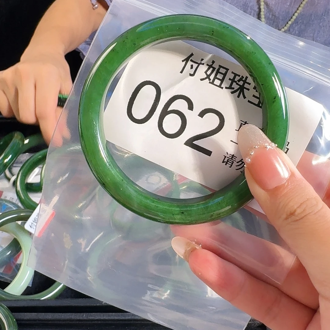 颈饰未镶嵌和田玉手镯63 062号