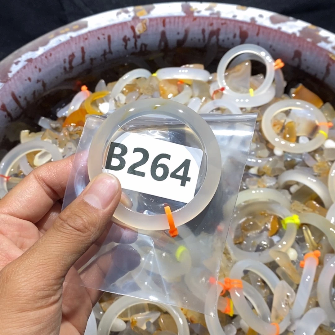 宇***帅玛瑙/玉髓未镶嵌手镯