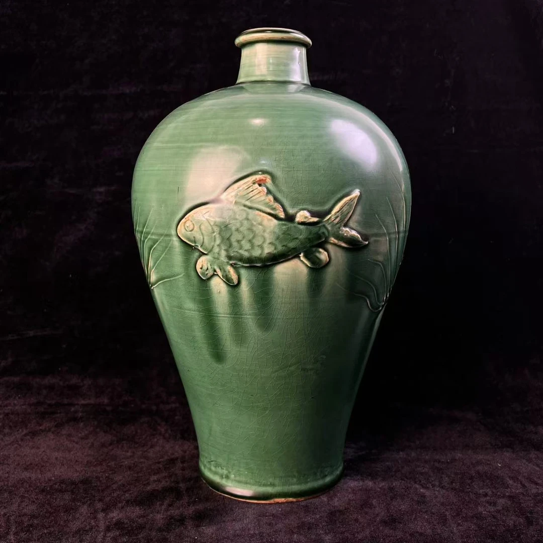 清晚期绿釉刻画人物梅瓶