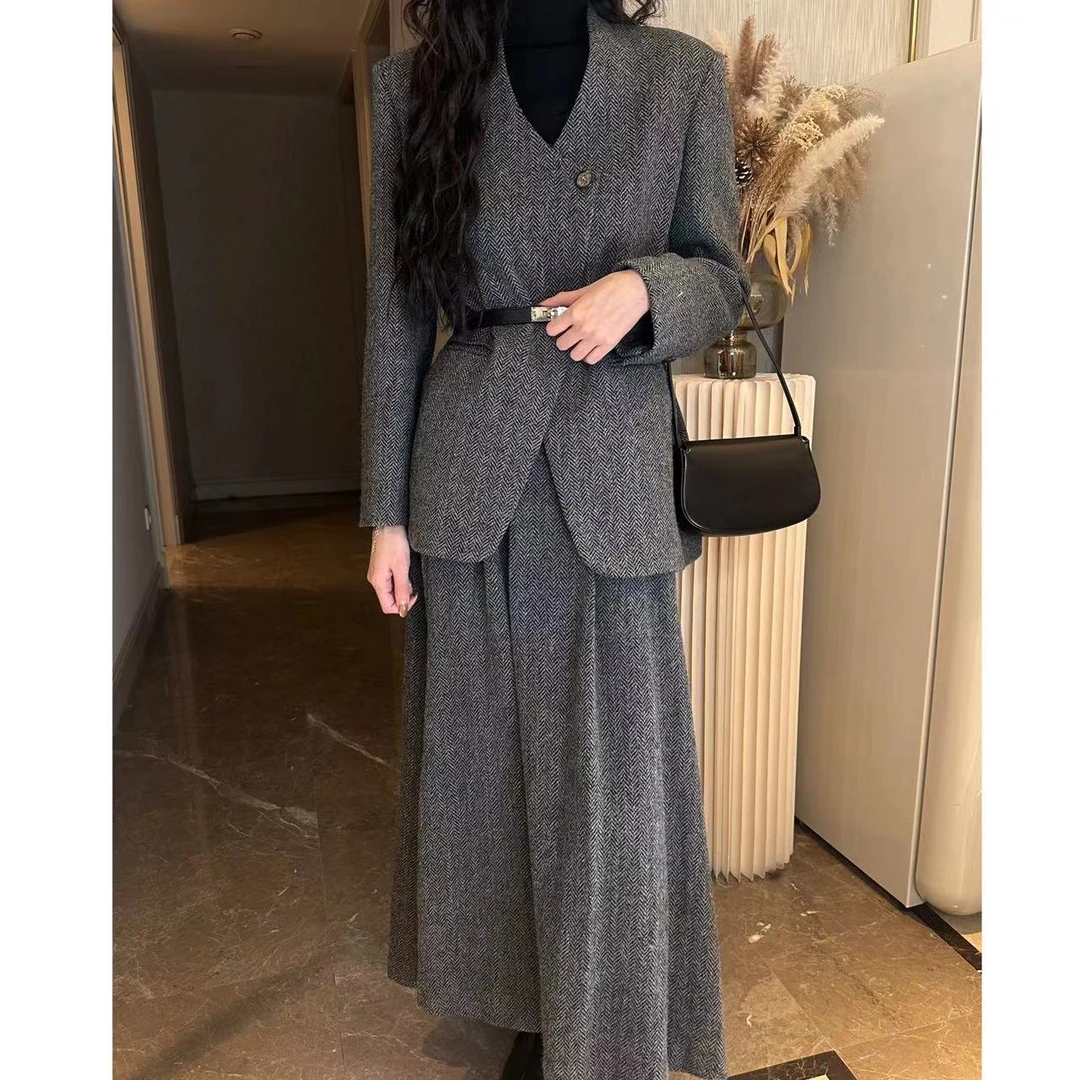 LiLi《奥尔莫斯》设计感灰色减龄羊毛时尚感套装