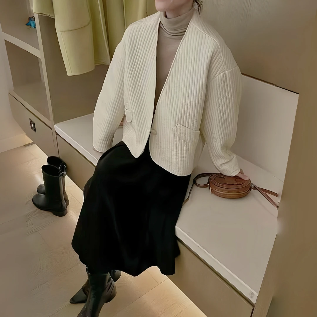 2071「轻盈有型｜韩系短款V领绗棉外套短款剪裁高腰线设计拉长比例