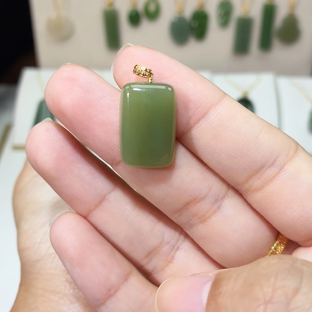 和田玉18K金镶嵌吊坠(赠链)