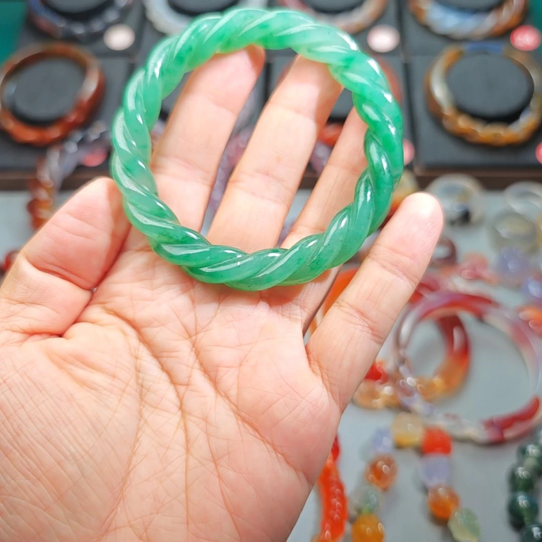 加***列石英质玉（非洲翠）未镶嵌手镯