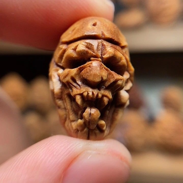锐****桃核雕刻一个僵尸