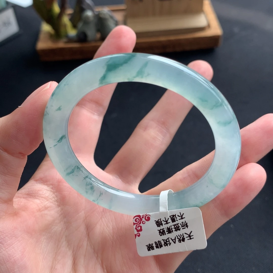 翡翠手镯未镶嵌冰飘花