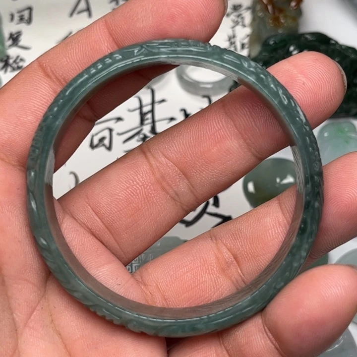 翡翠未镶嵌颈饰手镯