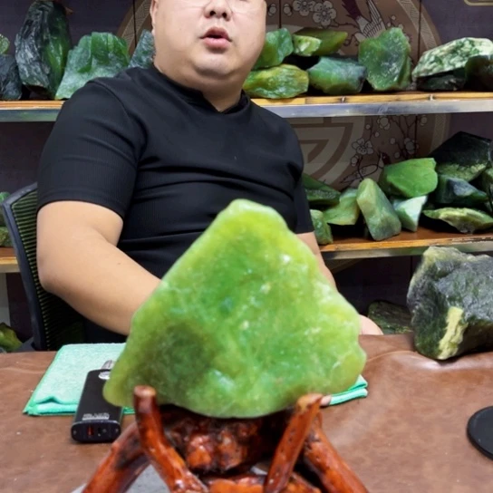 未镶嵌蛇纹石玉原石隆****冰