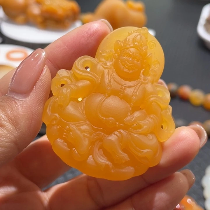 未镶嵌石英质玉（黄龙玉）挂件