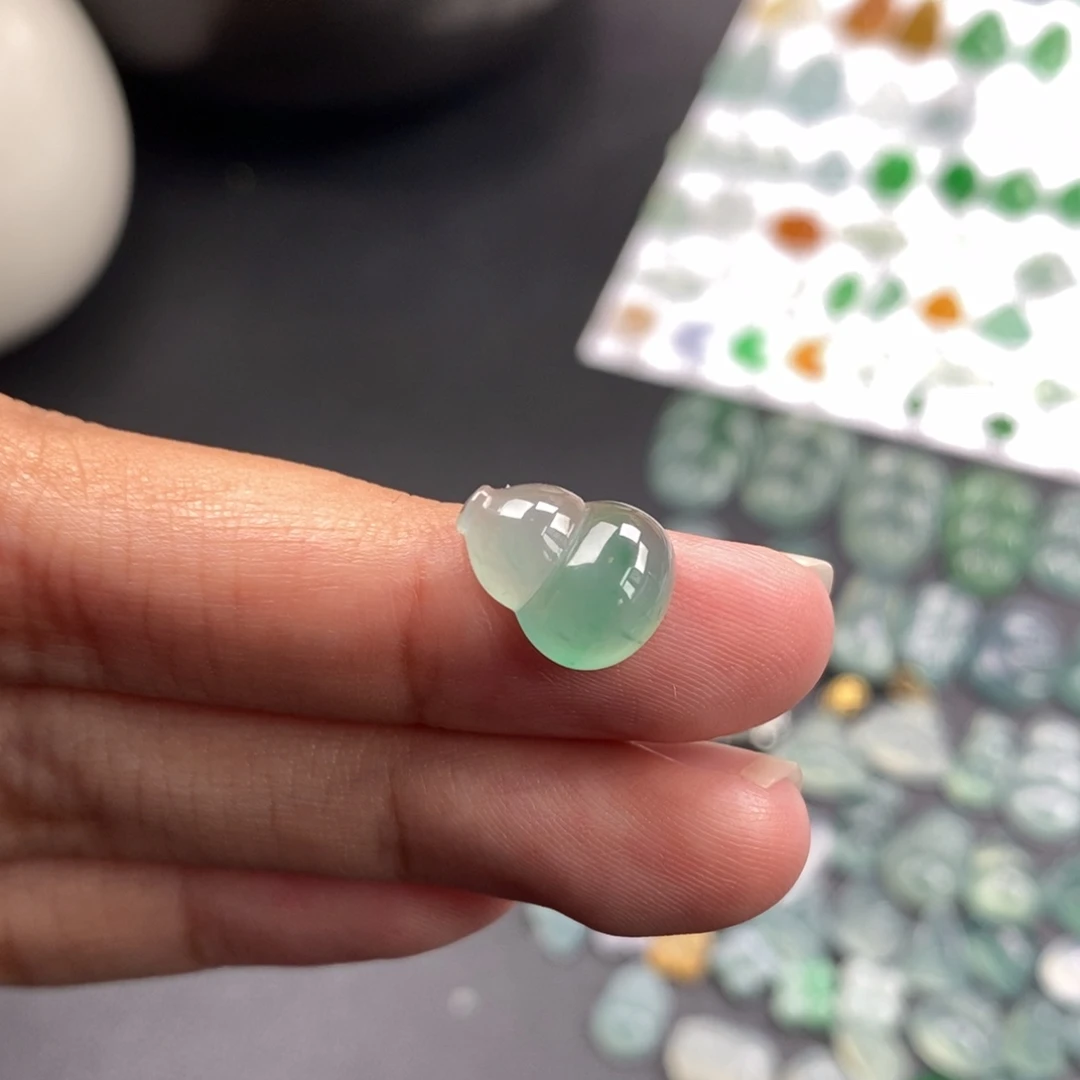 翡翠裸石晴底飘绿葫芦