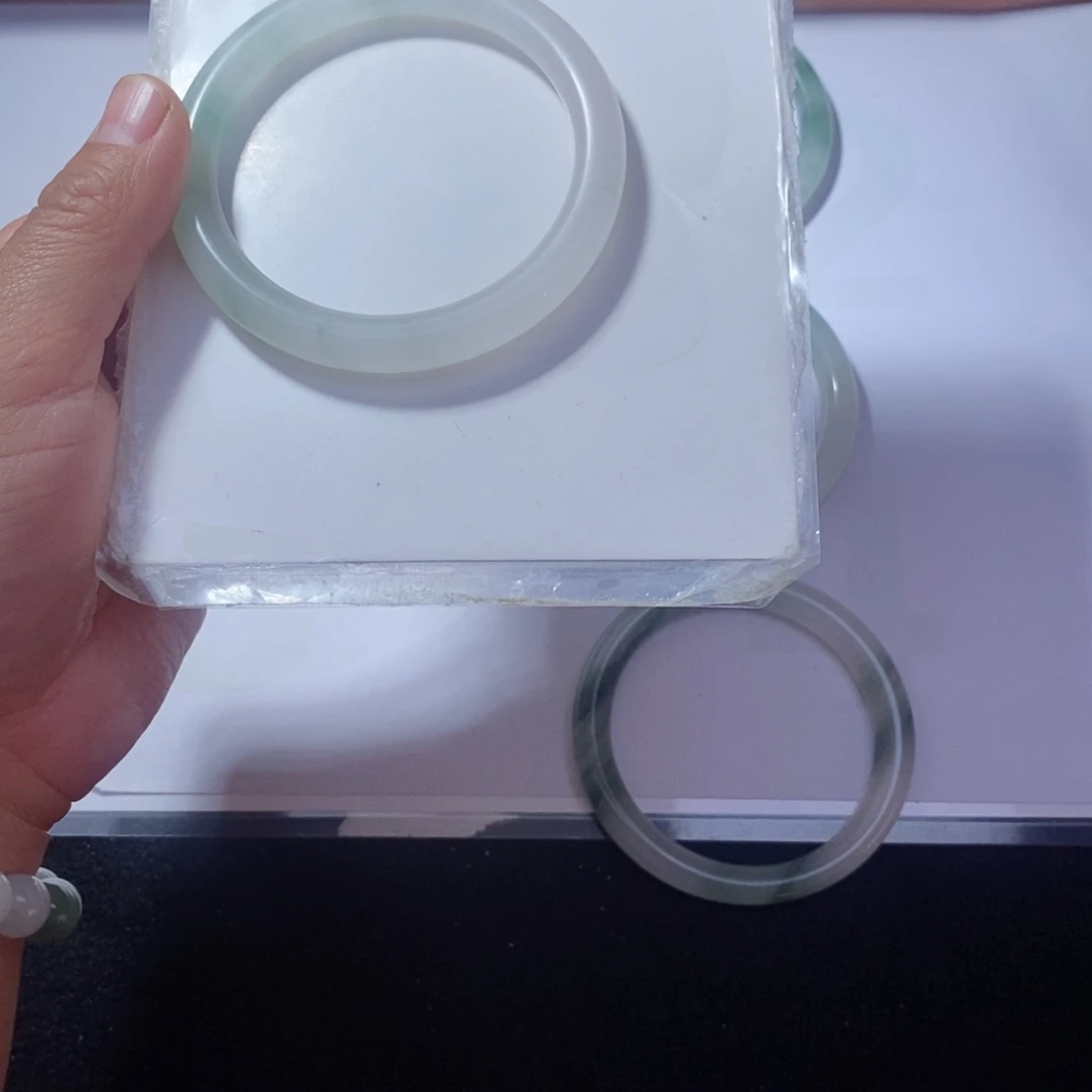 半***朵石英质玉（天山翠）未镶嵌手镯