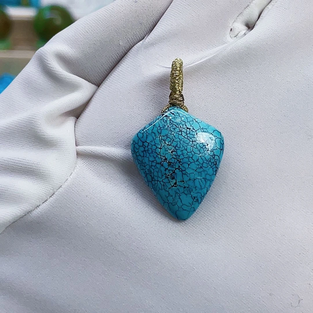 绿松石未镶嵌颈饰