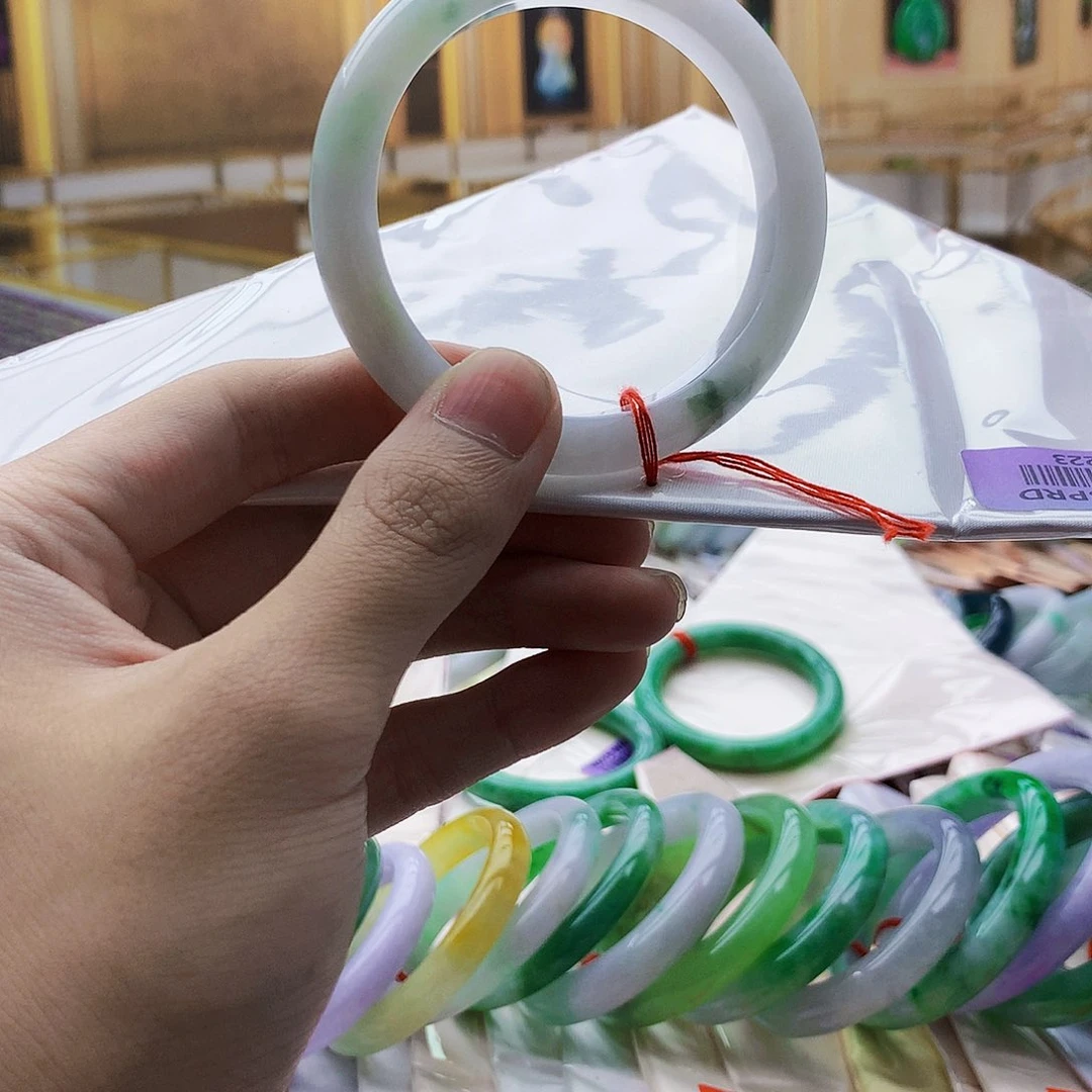 翡翠手镯未镶嵌The first time