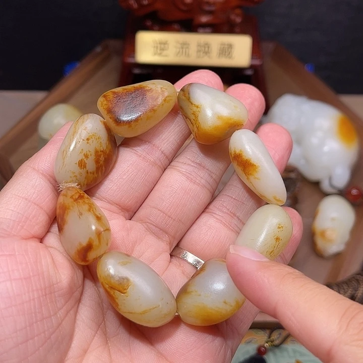 李***1和田玉未镶嵌颈饰