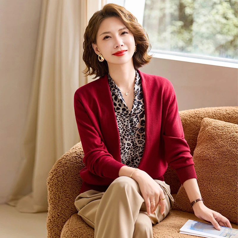 2025秋季新妈妈装时尚气质豹纹拼接V领针织衫中老年女宽松打底衫