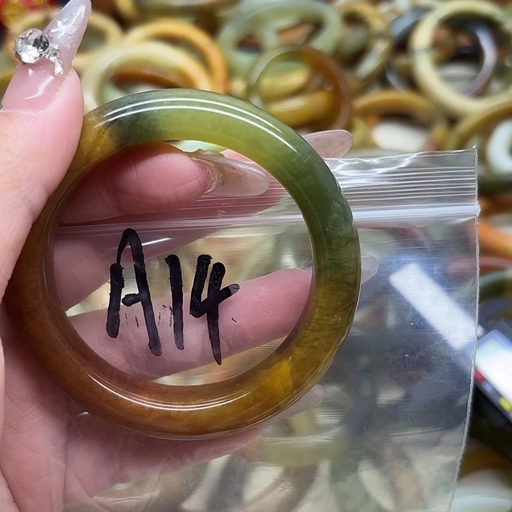 向***浅蛇纹石玉未镶嵌珠宝半成品