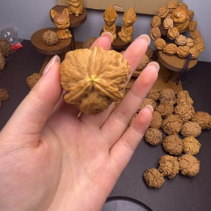 ****人桃核吊坠元宝单只异型有瑕有黄