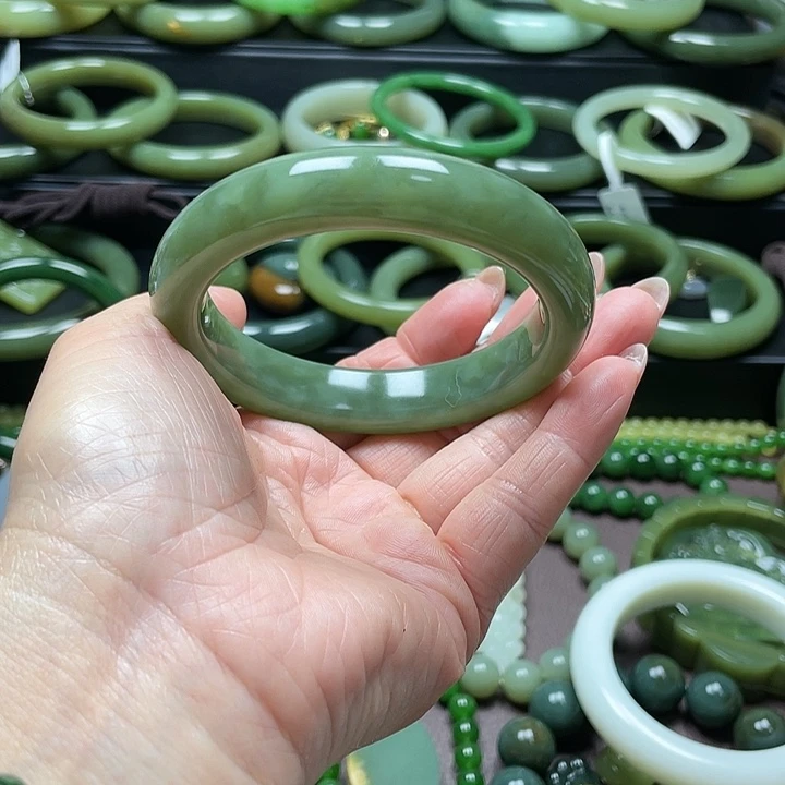 和田玉未镶嵌手镯