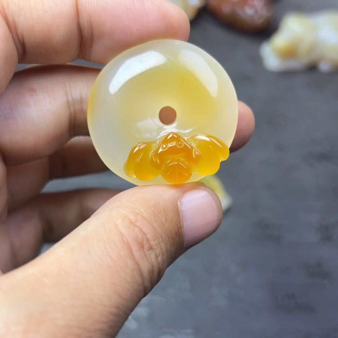 9***5玛瑙/玉髓未镶嵌天然玉石手把件吊坠