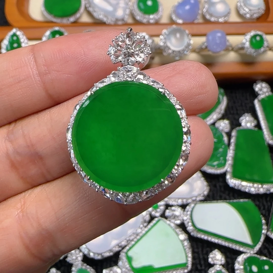 翡翠18K金镶嵌颈饰吊坠