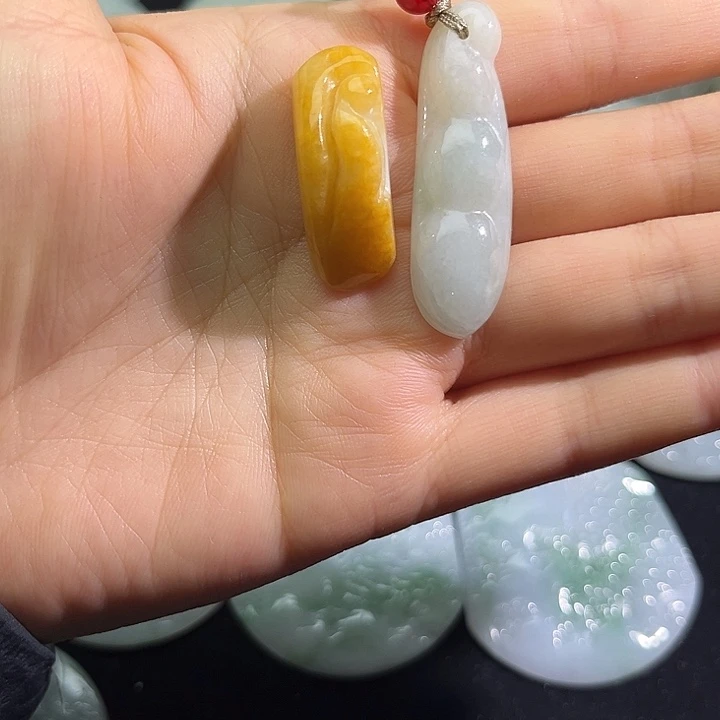 翡翠未镶嵌颈饰悟道1个，豆子1个