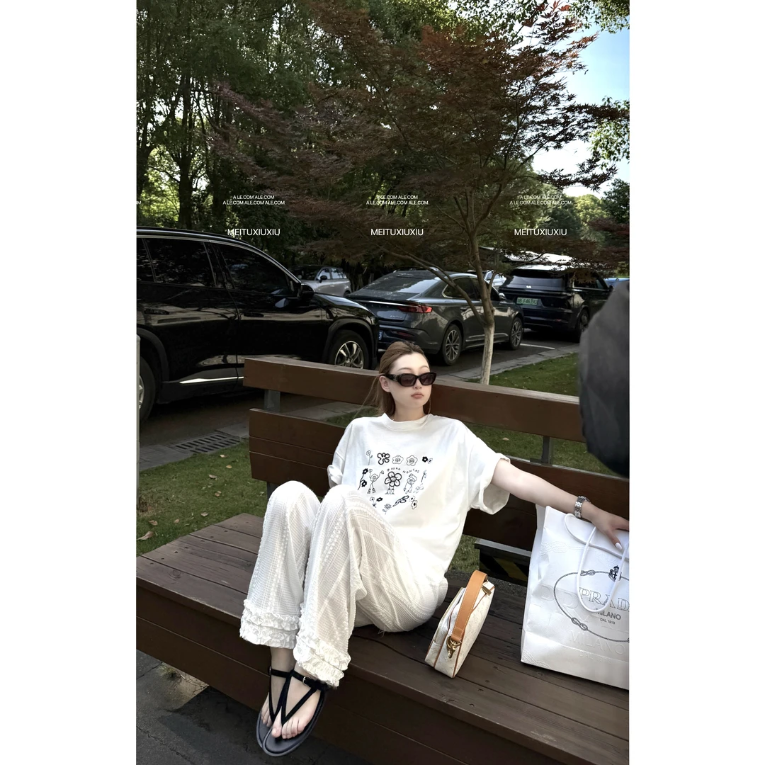 【阿乐家】大码微胖“笑脸花朵”小众设计字母花朵圆领短袖T恤