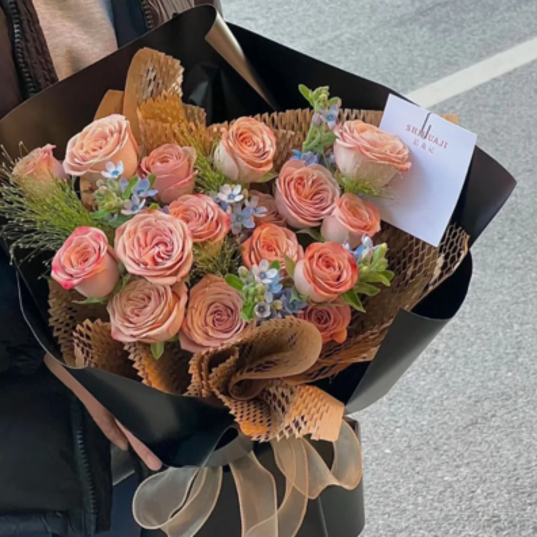 16朵卡布奇诺玫瑰混搭蓝星花花束送女友送老婆节日礼物