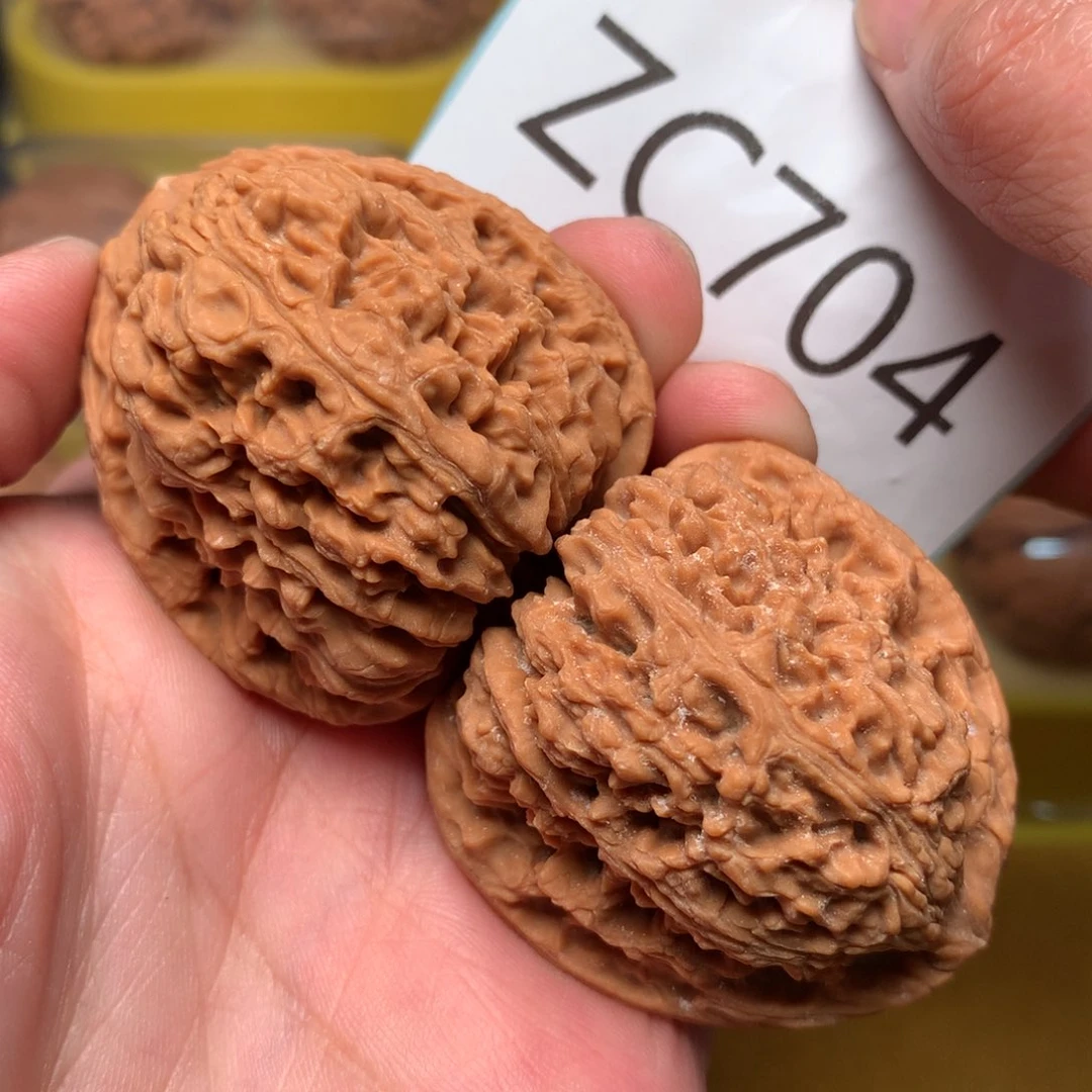 文玩核桃把件红皮三角疆40