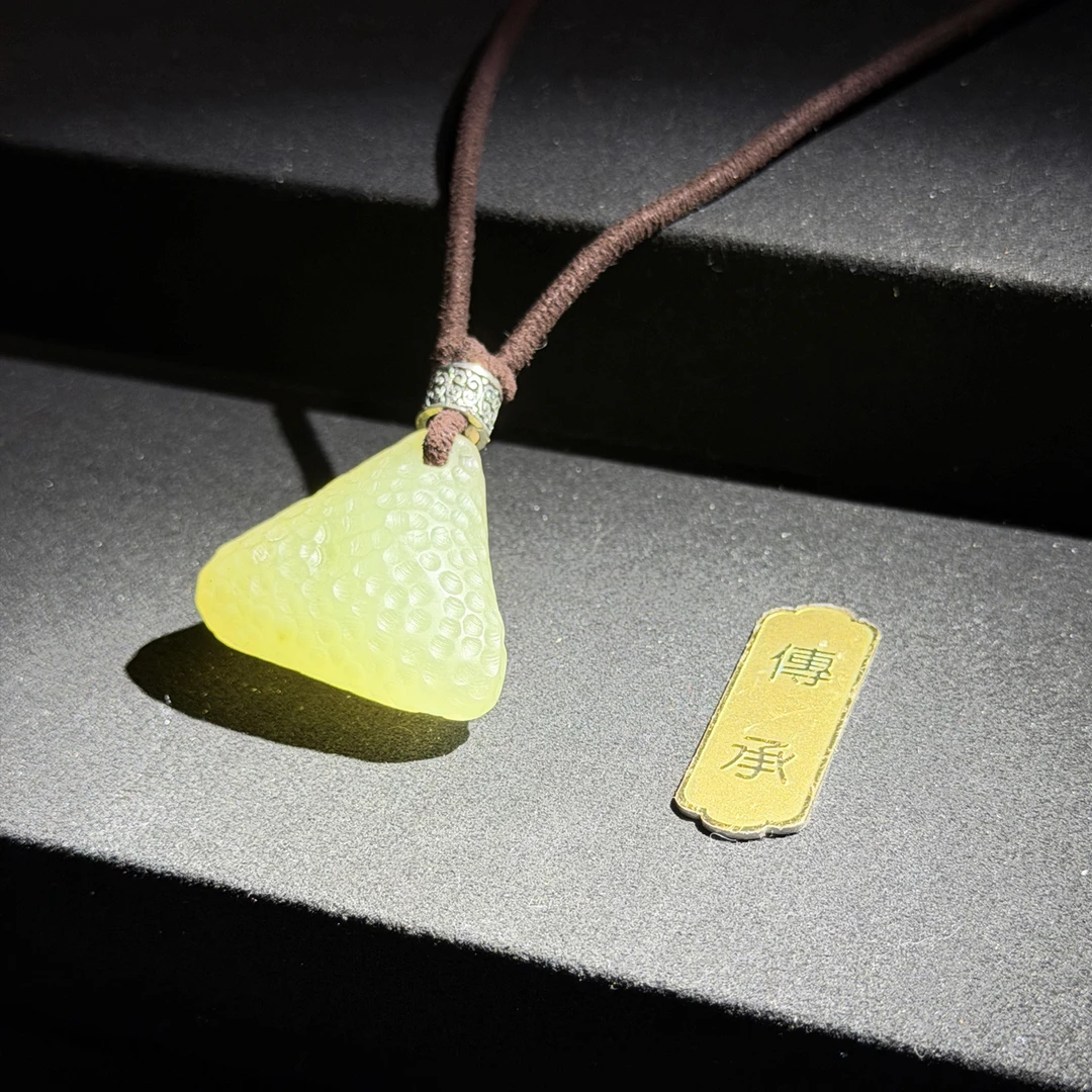 岫玉冰料绿冰纯手工锤纹三角异形百搭高冰