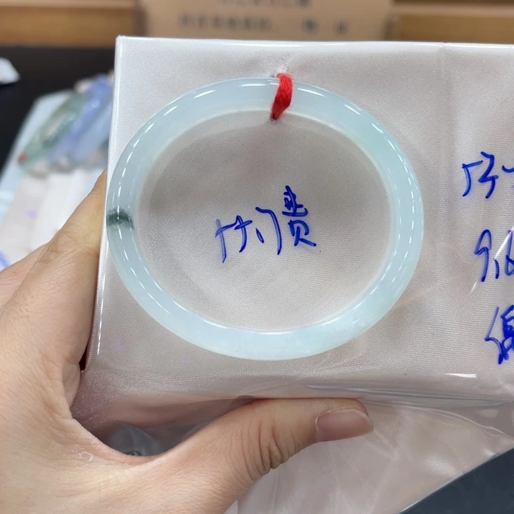 翡翠手镯未镶嵌翡翠