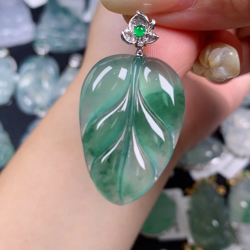 【闪购商品】翡翠18K金镶嵌颈饰叶子